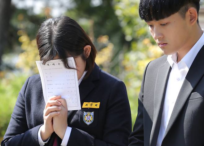 2일 오전 경기도 양평군 갑산공원묘역에서 열린 故 최진실의 10주기 추모식에 참석한 고인의 딸 최준희(왼쪽) 양이 얼굴을 가리고 흐느끼고 있다. [뉴스1]