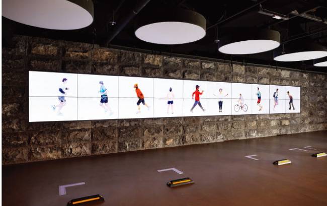 지하 1층 주차장 벽면에 설치된 정정주의 비디오아트 ‘transfer’.