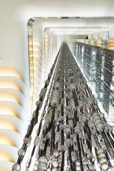 투명 엘리베이터 옆 지상 2~9층에 걸쳐 있는 최성임의 설치미술 작품 ‘The Hollow Tree’