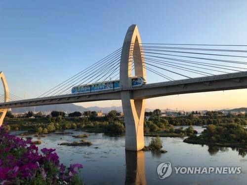 대구도시철도 3호선 고장으로 멈춰 (대구=연합뉴스) 김준범 기자 = 2일 오후 대구도시철도 3호선이 고장으로 대구 팔달교 한가운데에 멈춰섰다. 2018.10.2 psykims@yna.co.kr (끝)