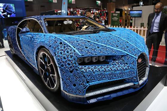 '레고로 만든 부가티 시론'. 완구업체 레고가 100만개 이상의 레고로 실제 차량 시론과 동일한 크기로 만들었다.시속 20km로 달릴 수도 있다.[UPI=연합뉴스]