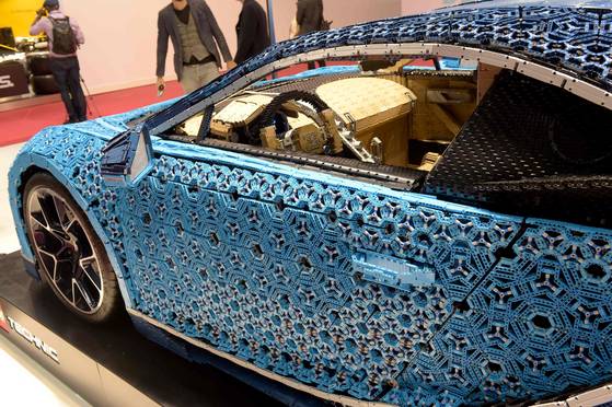 차량 부품의 90%를 레고로 만든 '레고 부가티 시론'을 제작하기 위해 1년 6개월 동안 직원 16명을 투입했다고 레고측은 발표했다.[AFP=연합뉴스]