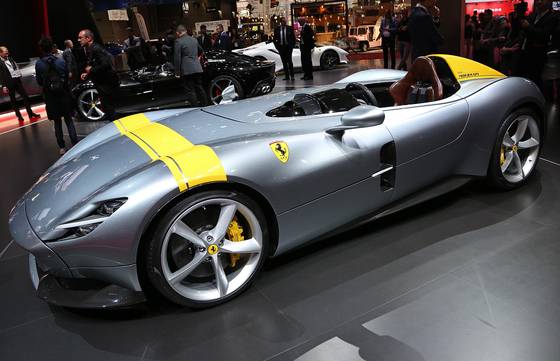 페라리가 1950년대 경주용 차량을 기본으로 제작한 몬자 SP1. 모델은 1인승 차량 몬자 SP1과 2인승 차량 몬자SP2가 있다.시속 200km까지 7.9초가 걸린다.[UPI=연합뉴스]