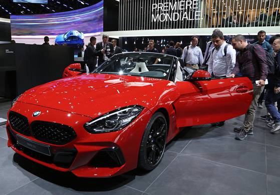 BMW의 신형 Z4가 파리모터쇼를 통해 유럽에서 처음 공개됐다.지붕은 소프트탑을 채용했고 내년 상반기부터 세계 시장에 순차적으로 출시된다.[UPI=연합뉴스]