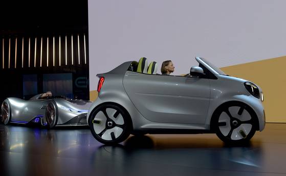 스마트사의 2인승 소형 전기차 '포이즈'. 스마트사는 벤츠의 자회사로 경차를 전문적으로 제작한다.지붕이 없는 컨버터블 스타일로 만들어졌다.[AFP=연합뉴스]