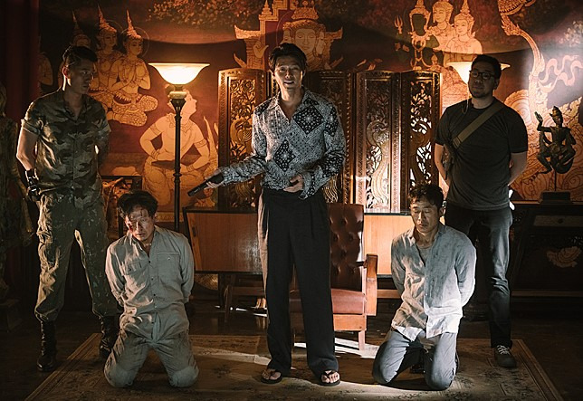 배우 정인겸은 영화 `협상`(2018)에서 인질범 민태구(현빈)에게 납치된 국정원 요원(화면상으로 왼쪽)을 연기했다. /사진제공=CJ ENM