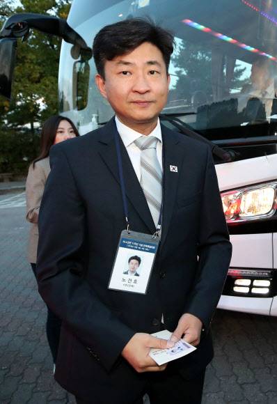 고 노무현 전 대통령 아들 건호씨가 4일 오전 경복궁 동편 주차장에서 서울성남공항행 버스에 오르기 전 인사하고 있다. 노건호씨는 정부 수송기편으로 평양으로 들어가 10·4공동선언 11주념 기념식 등 일정을 소화한 뒤 6일 돌아올 예정이다. 연합뉴스