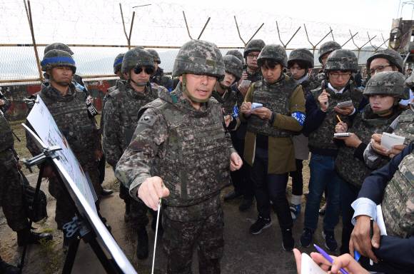 육군 관계자가 2일 강원 철원 5사단 인근 비무장지대 수색로에서 취재진에 지뢰 제거 작업에 대한 설명을 하고 있다. 철원 사진공동취재단 육군 관계자가 2일 강원 철원 5사단 인근 비무장지대 수색로에서 취재진에 지뢰 제거 작업에 대한 설명을 하고 있다. 철원 사진공동취재단