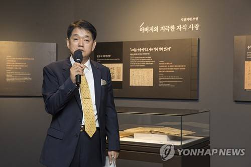 고문헌 소개하는 석한남 선생 (서울=연합뉴스) 고문헌 연구가인 석한남 선생이 4일 서울 서초구 반포대로 국립중앙도서관에서 열린 '동혼재의 고문헌 사랑, 기탁으로 빛나다' 전시 간담회에서 기탁품을 설명하고 있다.  [국립중앙도서관 제공]  photo@yna.co.kr  (끝)