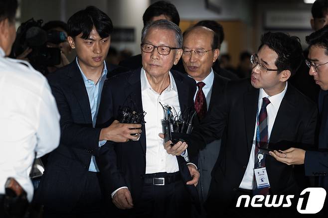 김기춘 전 청와대 비서실장이 5일 서울 서초구 중앙지법에서 열린 '화이트리스트' 직권남용 권리행사방해 등 선고 공판에 출석하고 있다. 2018.10.5/뉴스1 © News1 유승관 기자