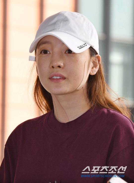 걸그룹 카라 출신 연기자 구하라(27)가 남자친구 A씨와의 폭행사건으로 경찰조사를 받기 위해 18일 오후 서울 강남경찰서에 출두하고 있다.   구하라와 동갑내기 헤어디자이너 남자친구 A씨는 13일 오전 0시 30분께 강남구 논현동 소재의 구하라 자택 빌라에서 구하라에게 폭행당했다며 112에 신고했다. 현장에 출동한 경찰은 현관 CCTV를 확인하는 등 현장 조사를 벌였고, 구하라와 A씨가 흉기 없이 몸싸움을 벌인 것으로 보고 있다.  김경민 기자 kyungmin@sportschosun.com /2018.09.18/