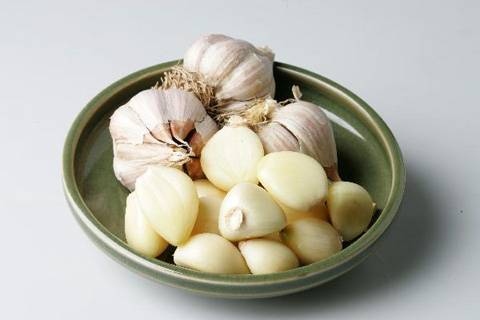 마늘은 생으로 먹어도, 익혀 먹어도 건강에 이롭다. 단, 와파린을 복용 중인 환자, 위장이 좋지 않은 사람은 복용량에 주의해야 한다./사진=헬스조선DB