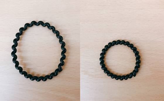 늘어난 스프링 머리끈과 복구 작업 후의 머리끈. 확연하게 상태가 달라졌다.