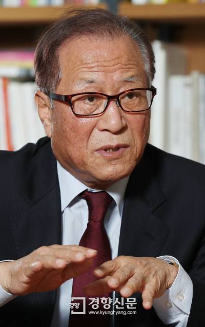 정세현 전 통일부 장관이 지난 1일 서울 중구 경향신문사에서 경향신문 창간 72주년 기념 대담을 하고 있다. 이상훈 선임기자 doolee@kyunghyang.com