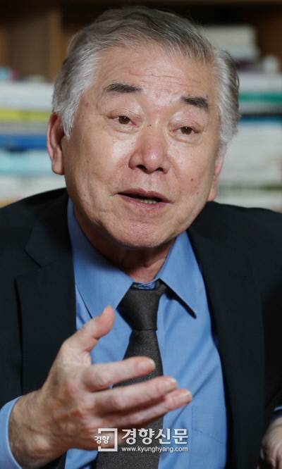 문정인 대통령 통일외교안보 특별보좌관 겸 연세대 명예특임교수가 지난 1일 서울 중구 경향신문사에서 경향신문 창간 72주년 기념 대담을 하고 있다. 이상훈 선임기자 doolee@kyunghyang.com