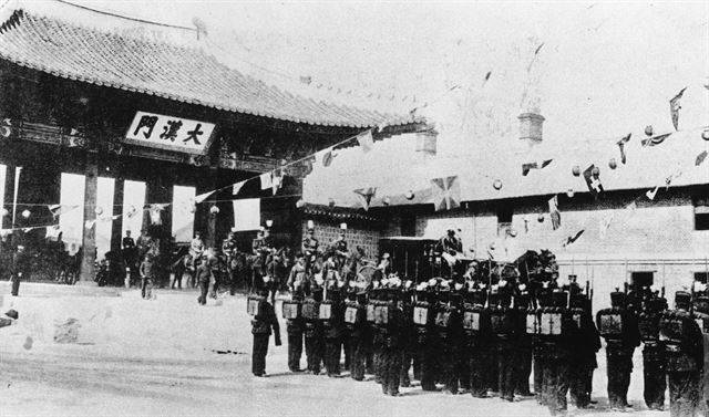 경운궁 대안문(현 덕수궁 대한문)을 나서는 고종 황제의 출어 장면. 만국기가 나부끼는 것으로 미루어 행사날로 추정된다. 대한제국 말기 일제를 호위라는 명분으로 왕실 주변을 철저히 감시, 덕수궁 근처에는 항상 군인들이 삼엄한 경비를 섰으며 출어 때는 특히 완전군장을 갖춘 일본군들이 황제를 포위하듯 둘러쌌다. 한국일보 자료사진