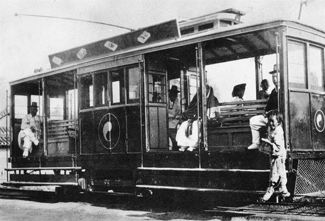 1903년 서울 시내를 달리던 전차. 이보다 5년 전인 1898년 미국인 콜브란과 보스트 위크는 한성전기회사를 설립하고 그 해 12월 종로-청량리 간에 첫 전차 궤도를 완공했다. 당시 전차의 정원은 40명으로 중앙의 칸막이 특실은 양반만 사용했고 그 좌우를 일반 서민이 이용했다. 전차지붕에는 상표선전물이 보인다. 한국일보 자료사진