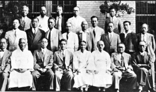 1949년 6월 12일&nbsp;조선어학회 사건으로 고초를 겪은 이들이 모여 기념촬영을 했다. 사진 뒷줄 왼쪽부터 민영욱, 임형규, 정인승, 정태진, 이석린. 가운데 줄 왼쪽부터 김선기, 백낙준, 장현식, 이병기, 정열모, 방종현, 김법린, 권승욱, 이강래. 앞줄 왼쪽부터&nbsp;김윤경, 정세권, 안재홍, 최현배, 이중화, 장지영, 김양수, 신윤국 선생. 사진=한글학회