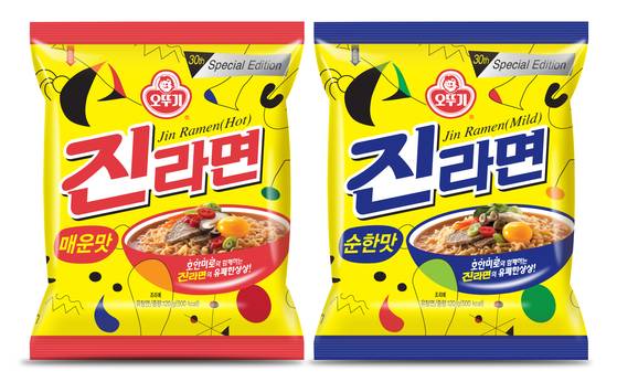 출시 30주년을 맞아 새로워진 진라면의 포장.진라면은 매운맛과 순한맛 두 가지가 있다.  [사진 오뚜기]
