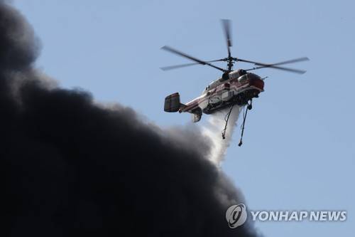 저유소 화재로 치솟는 검은 연기 (고양=연합뉴스) 임병식 기자 = 7일 경기도 고양시 덕양구 화전동 대한송유관공사 경인지사 저유소에서 불이 나 소방헬기가 진화 작업을 벌이고 있다. 2018.10.7 andphotodo@yna.co.kr (끝)