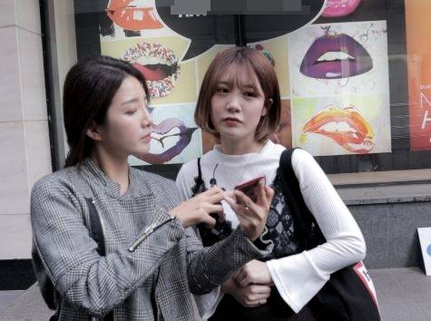 욱일기에 대해 아느냐는 질문에 갸우뚱하는 일본인(오른쪽) 관광객 (사진=스냅타임)