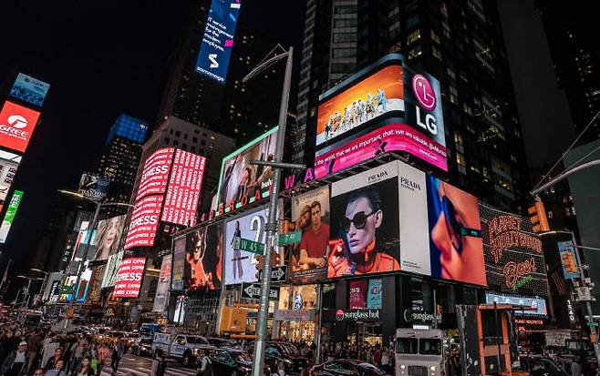 LG전자가 방탄소년단 뉴욕 공연에 맞춰 현지시간 6일 오후 10시부터 24시간 동안 SNS를 통해 팬들이 신청한 뮤직비디오와 응원메시지를 뉴욕 타임스스퀘어 LG전자 전광판에 상영했다.