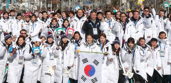 2018 평창 동계올림픽에 출전하는 한국 대표팀이 지난 2월 7일 강원도 강릉 올림픽선수촌 국기광장에서 열린 입촌식에서 파이팅을 외치고 있다. [뉴스1]
