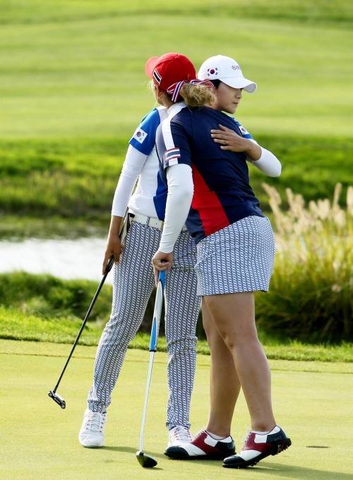 싱글매치 종료후 포옹하는 에리야 주타누간과 박성현. [사진=인터내셔널 크라운 조직위]