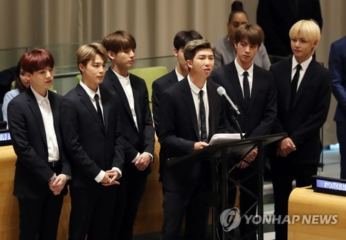 케이팝 그룹인 방탄소년단(BTS)이 지난 9월 뉴욕 유엔본부 신탁통치이사회 회의장에서 열린 유니세프의 새로운 청소년 어젠다인 ‘제너레이션 언리미티드(Generation Unlimited)’ 파트너십 출범 행사에 참석, 발언하고 있는 모습  [연합뉴스 자료사진]