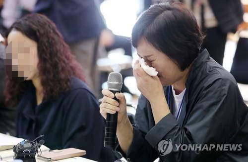 장애학생 학부모의 눈물 호소 (서울=연합뉴스) 임헌정 기자 = 유은혜 사회부총리 겸 교육부 장관이 사회복무요원의 장애학생 폭행사건이 벌어진 서울 도봉구 서울인강학교를 8일 방문해 학부모와 간담회를 했다. 간담회 도중 한 학부모가 눈물을 흘리고 있다. 2018.10.8      kane@yna.co.kr