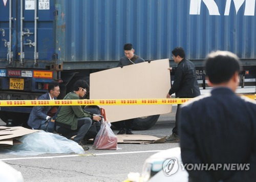 붉은불개미 발견된 컨테이너 조사하는 관계자들 (안산=연합뉴스) 홍기원 기자 = 8일 오후 경기도 안산시 단원구 반월공단 소재 스팀청소기 전문 제작 업체 물류창고에서 관계자들이 붉은불개미 1천여 마리가 발견된 컨테이너를 조사하고 있다.     xanadu@yna.co.kr  (끝)