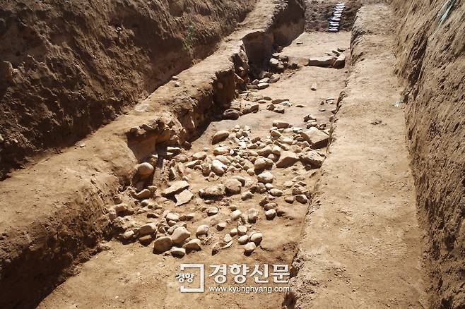 서울 송파구 풍납토성 서성벽 발굴과정에서 발견된  ‘풍납토성나들목’ 일대 성벽의 석축. 송파구 제공