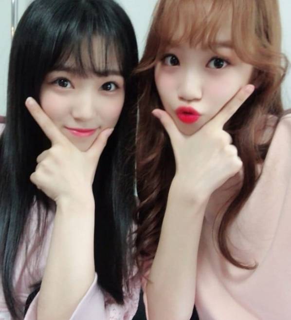 왼쪽부터 야부키 나코, 김채원