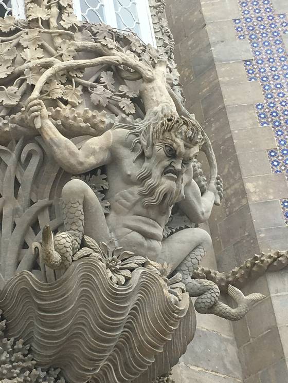 산에 있는 성을 바다의 신이 지킨다는 발상이 신선하다. 페나성을 지키는 인어 신상. 성문 위에 앉아 있다. [사진 박재희]