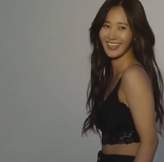 ‘소녀시대’ 유리가 솔로앨범 ‘The First Scene’ 쟈켓 앨범 비하인드 컷이 담긴 동영상을 자신의 SNS에 업로드해 눈길을 끌고 있다.SNS캡처.