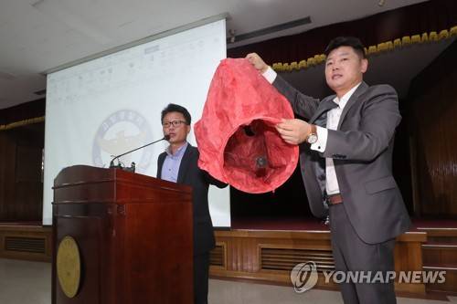고양경찰서 저유소 화재사건 브리핑 (고양=연합뉴스) 임병식 기자 = 9일 오전 경기 고양경찰서에서 장종익 형사과장(왼쪽)이 고양 저유소 화재사건과 관련된 풍등과 동일한 제품을 공개하며 수사결과를 발표하고 있다.      전날 경찰은 고양 저유소 화재사건과 관련해 중실화 혐의로 스리랑카인 A(27)씨를 긴급체포해 조사하고 있다. 2018.10.9      andphotodo@yna.co.kr  (끝)