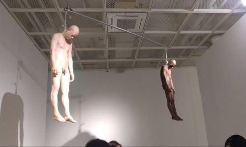 인종차별의 문제를 상기하는 한효석 작업 (서울=연합뉴스) 정아란 기자 = 10일 한효석 개인전 '불평등의 균형'이 열린 아트사이드 갤러리 천장에 '불평등의 균형(누가 이 아름다운 세상을 지옥으로 만들었는가!)'가 매달려 있다. 2018.10.10. photo@yna.co.kr