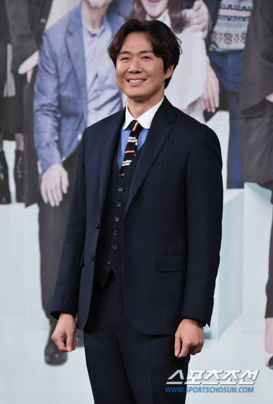 드라마 '내사랑 치유기' 제작발표회가 11일 오후 서울 상암동 MBC신사옥에서 열렸다.  제작발표회에서 배우 연정훈이 포즈를 취하고 있다.  '내사랑 치유기'는 착한 딸이자 며느리이자 아내이고 싶은 적이 한 번도 없었던, 그러나 식구들에게 그 한 몸 알뜰히 희생당한, 국가대표급 슈퍼 원더우먼의 명랑 쾌활 분투기다.  김경민 기자 kyungmin@sportschosun.com /2018.10.11/