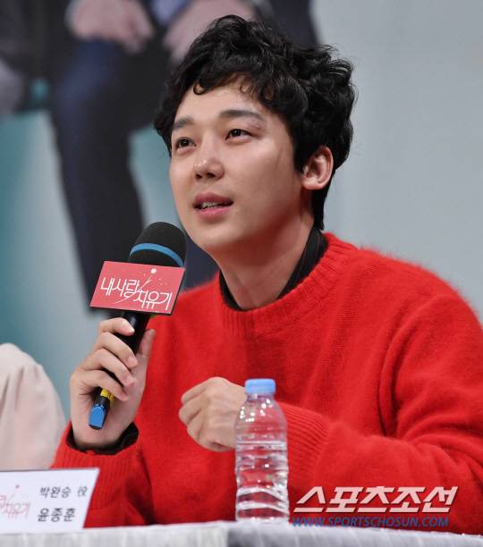 드라마 '내사랑 치유기' 제작발표회가 11일 오후 서울 상암동 MBC신사옥에서 열렸다.  제작발표회에서 배우 윤종훈이 인사말을 하고 있다.  '내사랑 치유기'는 착한 딸이자 며느리이자 아내이고 싶은 적이 한 번도 없었던, 그러나 식구들에게 그 한 몸 알뜰히 희생당한, 국가대표급 슈퍼 원더우먼의 명랑 쾌활 분투기다.  김경민 기자 kyungmin@sportschosun.com /2018.10.11/