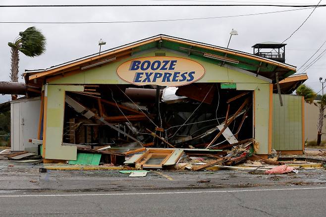 10일(현지시간) 미국 플로리다주 파나마시티비치의 한 가게가 태풍 마이클에 부서져 있다.｜로이터·연합뉴스