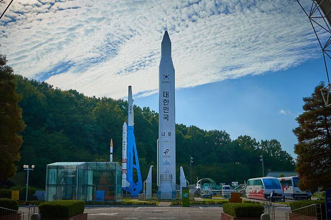 국립중앙과학관 야외에 전시된 실물 크기의 나로호 모형