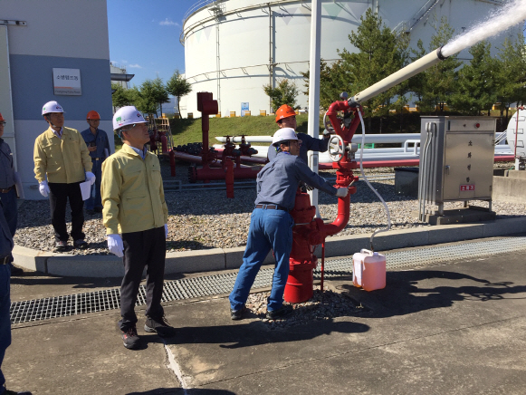 양수영(왼쪽 두번째) 석유공사 사장이 12일 동해비축기지를 찾아 석유저장탱크 화재·폭발사고 예방을 위한 대응체계를 점검하고 있다. (사진=한국석유공사)