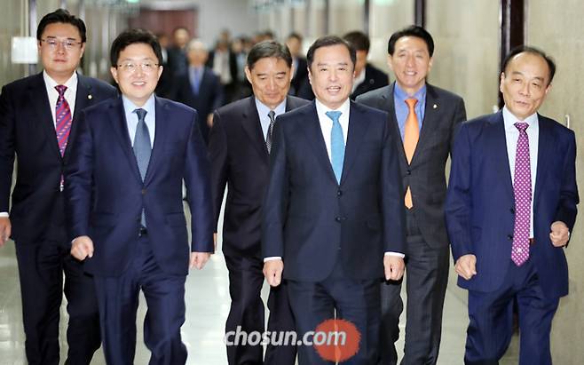 한국당 조직강화특위 출범 - 자유한국당 김병준(앞줄 가운데) 비상대책위원장과 신임 조직강화특별위원회 위원들이 11일 국회 기자간담회에 참석하고 있다. 한국당은 이날 조강특위를 공식 출범했다. 왼쪽부터 조강특위 김성원 위원, 김용태 위원장, 강성주 위원, 김병준 비대위원장, 김석기·전원책 위원. /성형주 기자