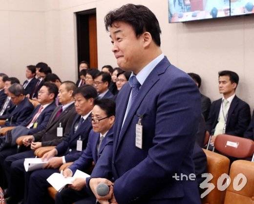 &nbsp;요리연구가 겸 사업가 백종원이 12일 오후 서울 여의도 국회에서 열린 산업통상자원중소벤처기업위원회의 중소벤처기업부 국정감사에 참고인으로 출석해 의원들의 질문을 듣고 있다.