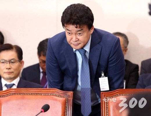 &nbsp;요리연구가 겸 사업가 백종원이 12일 오후 서울 여의도 국회에서 열린 산업통상자원중소벤처기업위원회의 중소벤처기업부 국정감사에 참고인으로 출석하고 있다.