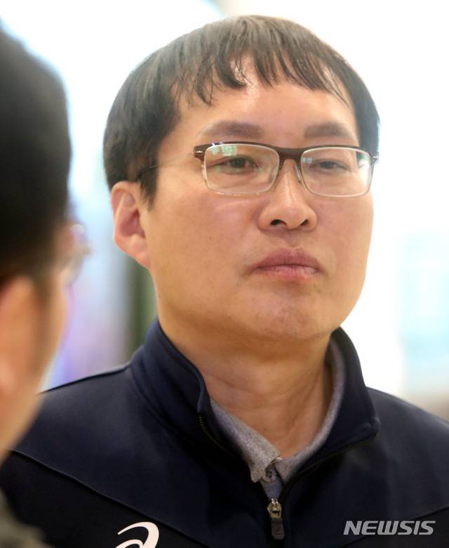 【인천공항=뉴시스】홍찬선 기자 = 차해원 여자배구대표팀 감독이 5일 오후 인천공항 제2여객터미널로 귀국해 기자들과 인터뷰를 하고 있다. 일본 고베에서 열린 세계선수권대회에 출전한 여자배구대표팀은 1승4패로 2라운드 진출에 실패했다.  2018.10.05. mania@newsis.com
