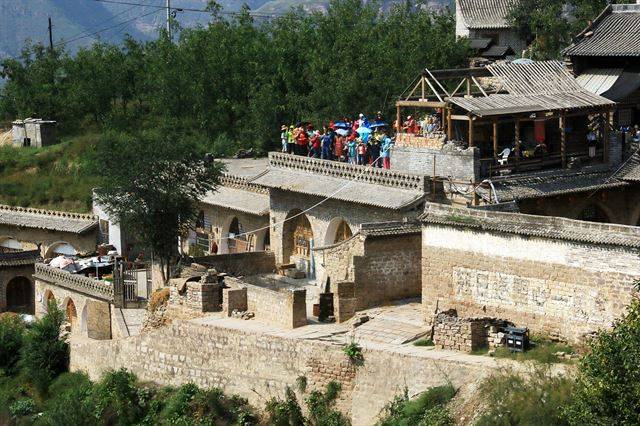 산비탈에 동굴집이 층층이 들어선 산시성 리자산촌. 관광객이 점점 늘어나는 추세다.