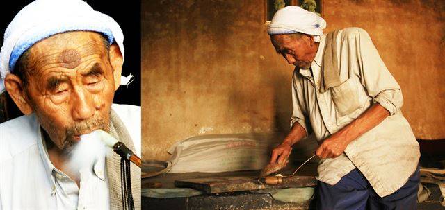 곰방대로 담배 피고 식사 준비를 하는 동굴집 할아버지.