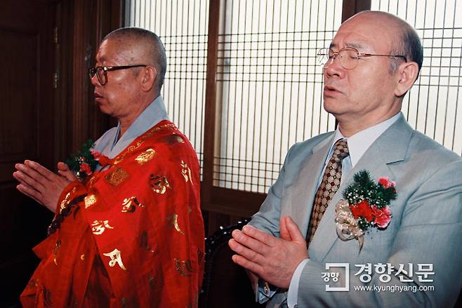 1998년 9월23일 전두환 전 대통령이 부산을 방문해 대한불교 총지종 부산정각사에서 열린 ‘국난극복을 위한 참회 대법회’에 참석하여 합장하고 있다. 서성일 기자