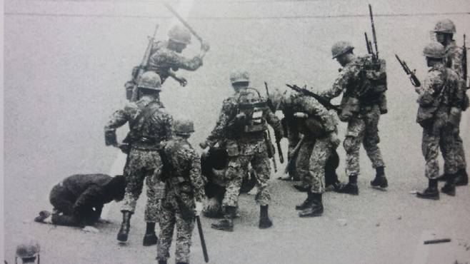 5·18민주화운동 당시 광주에 투입된 7공수 부대원들이 1980년 5월18일 금남로에서 대검을 착검한 채 광주시민들을 무자비하게 진압하고 있다. 광주에 가장 먼저 투입된 7공수는 5·18진압작전이 종료된 이후에도 열흘 동안 광주에 남아 무등산 등에서 작전을 계속했다.│고 신복진 사진가 가족 제공.